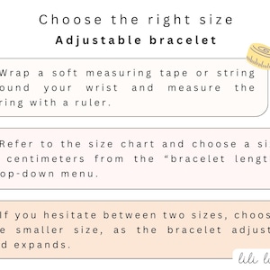 Pu&ograve; includere: Una guida per scegliere la taglia giusta per un braccialetto regolabile. Le istruzioni includono l'avvolgimento di un metro a nastro attorno al polso, il riferimento a una tabella delle taglie in centimetri e la scelta della taglia pi&ugrave; piccola. &Egrave; inclusa una grafica di un metro a nastro giallo.