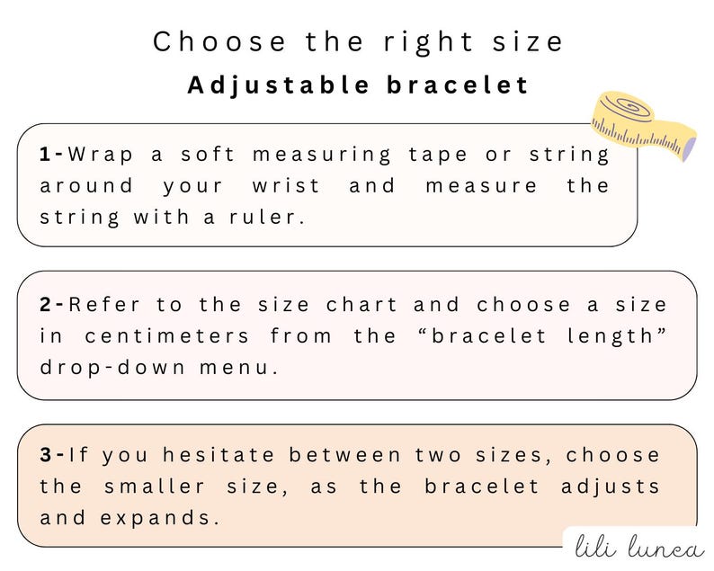 Pu&ograve; includere: Una guida per scegliere la taglia giusta per un braccialetto regolabile. Le istruzioni includono l'avvolgimento di un metro a nastro attorno al polso, il riferimento a una tabella delle taglie in centimetri e la scelta della taglia pi&ugrave; piccola. &Egrave; inclusa una grafica di un metro a nastro giallo.