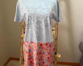 Small dress, knee length or just above the knee.