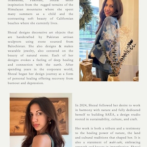 Pode incluir: A imagem apresenta uma mulher com uma blusa estampada em azul e branco, com o texto "SA&Eacute;A" no canto superior direito. A imagem tamb&eacute;m inclui texto sobre a designer Shezal Babar e seu est&uacute;dio de design.