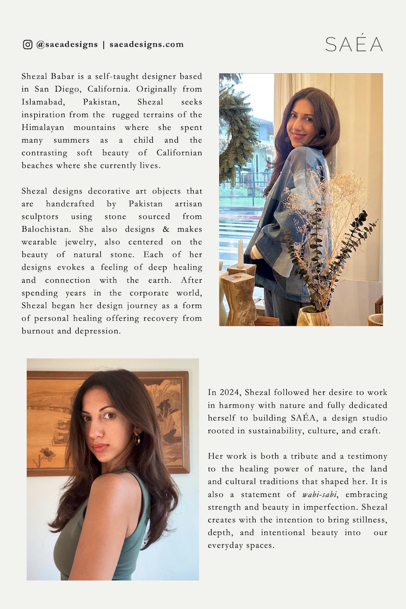 Pode incluir: A imagem apresenta uma mulher com uma blusa estampada em azul e branco, com o texto "SA&Eacute;A" no canto superior direito. A imagem tamb&eacute;m inclui texto sobre a designer Shezal Babar e seu est&uacute;dio de design.