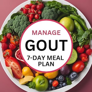 Può includere: Un piatto bianco pieno di una varietà di frutta e verdura fresca, tra cui fragole, pomodori, kiwi, mele, mirtilli e broccoli. Il piatto ha uno sfondo rosa e un cerchio bianco al centro con il testo "MANAGE GOUT 7-DAY MEAL PLAN".
