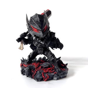 Puede incluir: Figura negra de un guerrero con armadura, con detalles rojos en el casco y una gran espada. La figura est&aacute; sobre una base detallada y texturizada con patrones rojos.