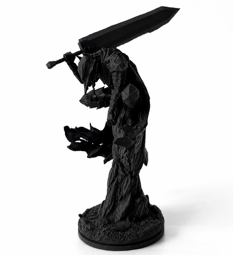 Puede incluir: Una figura negra mate de un guerrero con armadura completa de placas sobre una base texturizada. La figura est&aacute; inclinada hacia adelante, sosteniendo una espada grande y pesada sobre los hombros con ambas manos. Una capa fluida se extiende desde la espalda.