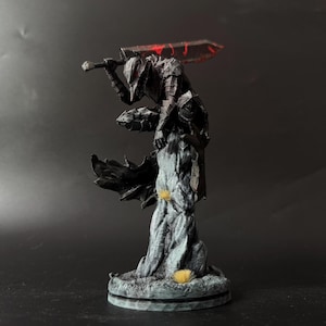Puede incluir: Una figura detallada de un guerrero con armadura oscura en pose agachada, posado sobre un pilar de piedra texturizado. El personaje viste una armadura de placas negra con ojos rojos brillantes y sostiene una espada grande y pesada con detalles rojos.