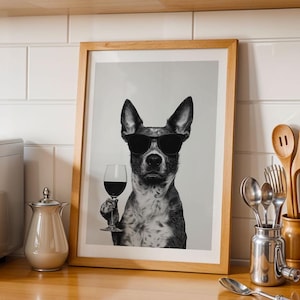 ワインを飲むブルー ヒーラー オーストラリアン キャトル ドッグ。面白い犬のポスター。バー カートのプリント。印刷可能な壁アート。
