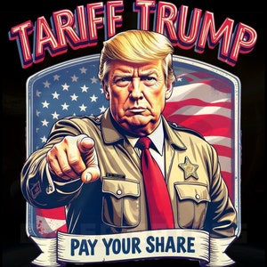 Könnte beinhalten: Eine digitale Illustration eines Mannes in einem Sheriff-Uniform mit einem Stern-Abzeichen und einer rot-weiß-blauen amerikanischen Flagge im Hintergrund. Der Text "Tariff Trump Pay Your Share" wird auf einem Banner unter dem Bild angezeigt.