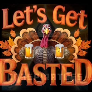 Puede incluir: Gráfico temático de Acción de Gracias con un pavo sosteniendo dos jarras de cerveza. El texto naranja "Let's Get Basted" está presente. Hojas de otoño y un fondo oscuro completan el diseño.