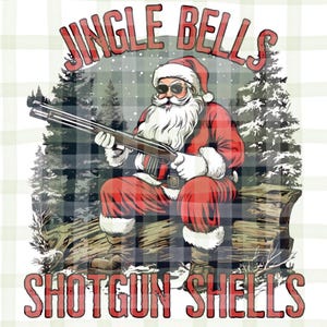 Könnte beinhalten: Ein festliches Grafikdesign mit dem Weihnachtsmann, der eine Sonnenbrille trägt und eine Schrotflinte hält. Der Text "Jingle Bells Shotgun Shells" ist rot. Der Hintergrund zeigt Kiefern und ein Karomuster.