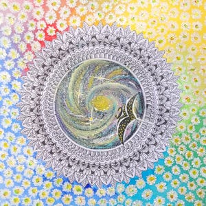 Op de afbeelding: Een levendig, kleurrijk mandala-kunstwerk. Het centrale ontwerp toont een galaxy-achtige werveling binnen een cirkelvormig frame, geaccentueerd met sterren en een vlinder. De achtergrond is een kleurengradiënt met witte madeliefachtige bloemen.