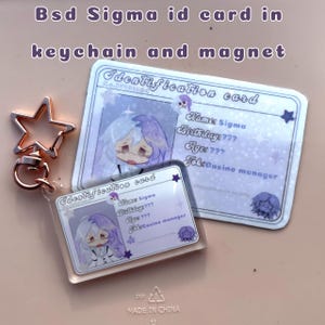 Peut inclure: Un porte-clés et un aimant transparents avec un design de carte d'identité Bsd Sigma. La carte d'identité présente une illustration de dessin animé d'un personnage aux cheveux violets et blancs. Le porte-clés a un charme en forme d'étoile.