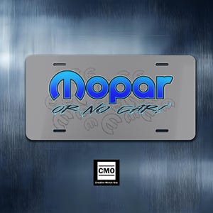 Könnte beinhalten: Graues rechteckiges Nummernschild mit dem Text "Mopar OR NO CAR!" in Blau und Weiß. Das Schild hat vier schwarze Schraubschlitze. Das Logo "Creative Merch One" befindet sich unten rechts.