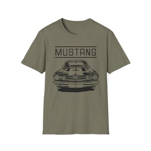 Vintage Ford Mustang T-shirt exuding a retro vibe, perfect for car enthusiasts and vintage lovers. This unisex T-shirt, made from 100% ring-spun cotton, offers a lightweight and comfortable fit for all-year wear. With a classic crew neckline and vers