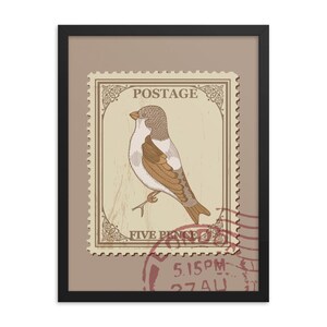Puede incluir: Un sello postal de estilo vintage con una ilustración de un pájaro marrón y blanco. El sello dice "POSTAGE FIVE PENCE" y tiene un matasellos rojo que dice "5.15PM 27AU".