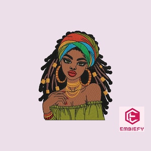 以下が含まれることがあります： カラフルなヘッドラップと金のジュエリーを身に着けた、肌の暗い女性の刺繍デザイン。 女性は長い黒いドレッドヘアで、グリーンのオフショルダーのトップスを着ています。 デザインは薄いピンク色の背景にあります。