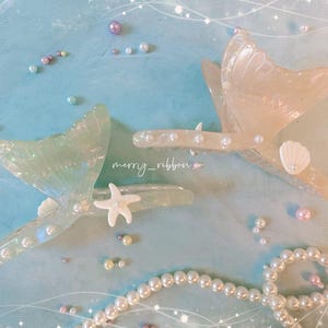 Pinza para el pelo MerryRibbon de acetato con forma de aleta de sirena, hecha a mano, con decoración iridiscente de concha y estrella de mar, con inspiración oceánica en tonos pastel, estilo princesa marina de verano.