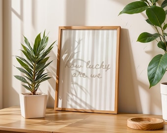 Impresión "Qué suerte tenemos", cita inspiradora, decoración beige neutra, arte mural minimalista