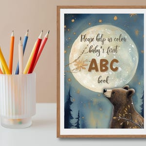 K&ouml;nnte beinhalten: Eine druckbare Malvorlage mit einem Mond mit dem Text "Please help us color baby's first ABC book" und einem B&auml;ren, der zum Mond schaut.