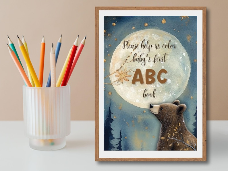 K&ouml;nnte beinhalten: Eine druckbare Malvorlage mit einem Mond mit dem Text "Please help us color baby's first ABC book" und einem B&auml;ren, der zum Mond schaut.