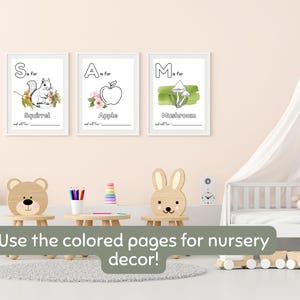 K&ouml;nnte beinhalten: Drei schwarz-wei&szlig;e druckbare Alphabet-Poster mit Illustrationen eines Eichh&ouml;rnchens, eines Apfels und eines Pilzes. Die Poster sind gerahmt und h&auml;ngen an einer hellrosa Wand. Der Text auf den Postern lautet "S ist f&uuml;r Eichh&ouml;rnchen", "A ist f&uuml;r Apfel" und "M ist f&uuml;r Pilz".