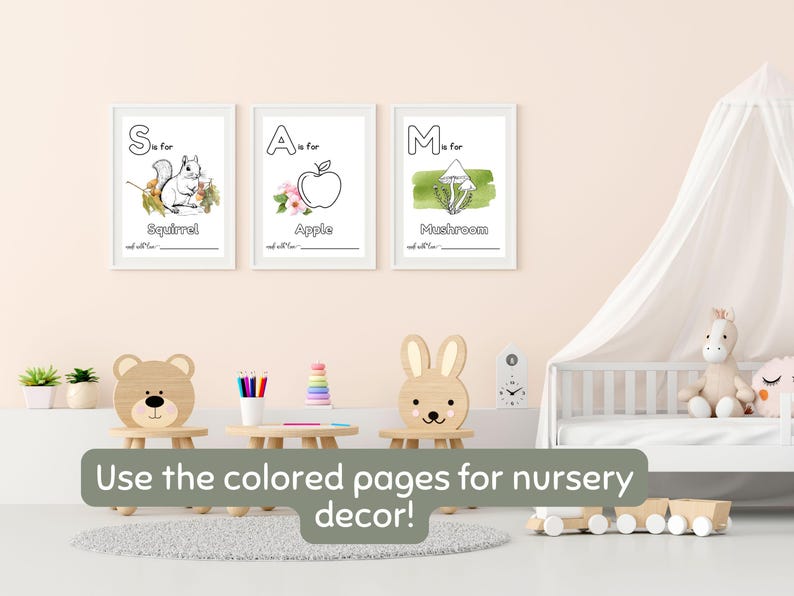 K&ouml;nnte beinhalten: Drei schwarz-wei&szlig;e druckbare Alphabet-Poster mit Illustrationen eines Eichh&ouml;rnchens, eines Apfels und eines Pilzes. Die Poster sind gerahmt und h&auml;ngen an einer hellrosa Wand. Der Text auf den Postern lautet "S ist f&uuml;r Eichh&ouml;rnchen", "A ist f&uuml;r Apfel" und "M ist f&uuml;r Pilz".