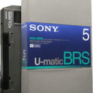 Könnte beinhalten: Eine graue Sony U-matic BRS Videokassette mit dem Text "KCA-500RS" und "U-matic BRS" auf dem Etikett. Die Kassette ist mit einer "5" gekennzeichnet und hat ein blaues und weißes Etikett.
