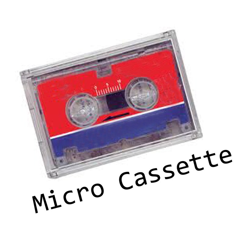 K&ouml;nnte beinhalten: Ein transparentes Plastikgeh&auml;use mit einem roten und blauen Mikro-Kassettenband. Der Text "Micro Cassette" ist unter dem Geh&auml;use aufgedruckt.