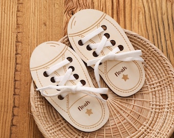 Benutzerdefinierte Holzschnürschuh-Spielzeug, Montessori-Lernspielzeug für Kleinkinder, Schuhbindeübung, personalisierter Name, lernfähige Geschenkidee für Kinder