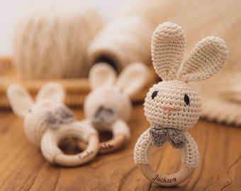 Sonajero personalizado con nombre de bebé, sonajero de madera personalizado para bebé, sonajero de ganchillo, regalo para recién nacido