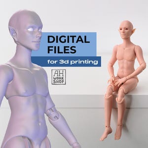 Op de afbeelding: Twee gearticuleerde poppenfiguren met puntoren worden getoond. Eén is lichtpaars, de andere heeft een huidskleur. Tekst op een blauwe achtergrond luidt "DIGITALE BESTANDEN voor 3D-printen". Het AH WORK SHOP-logo is ook zichtbaar.
