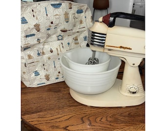 Batidora de pie Betty Crocker de General Mills, modelo 1958, con 2 tazones para mezclar.