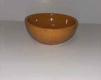 Vintage geribbelde McCoy-kom. Perfect voor soep of dessert. Terracottakleur.