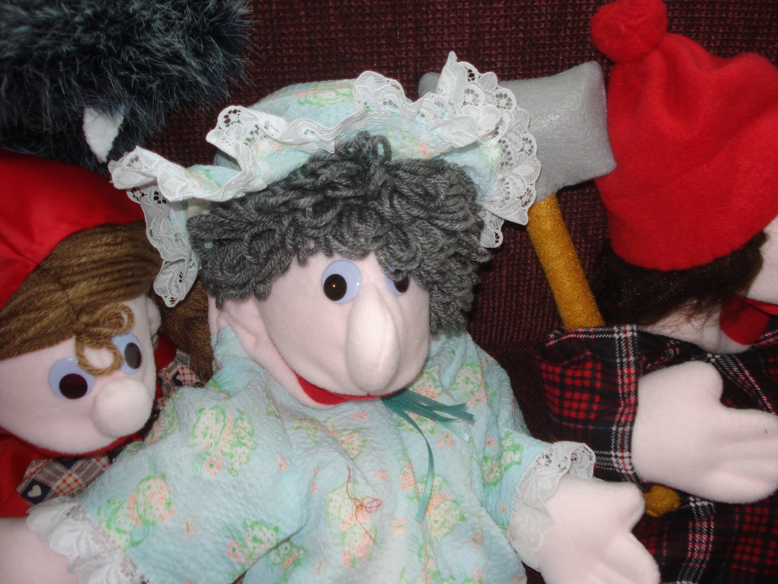 Valisette de 8 marionnettes le Petit chaperon rouge et les 3 petits cochons
