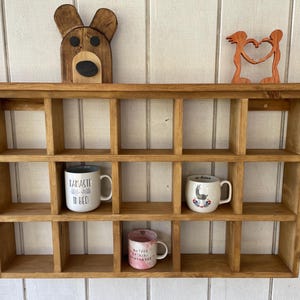 Estante rústico para tazas hecho a mano con compartimentos y gancho. Solo envíanos un mensaje y podemos hacer el que te guste. El tamaño y el peso influyen en el envío.