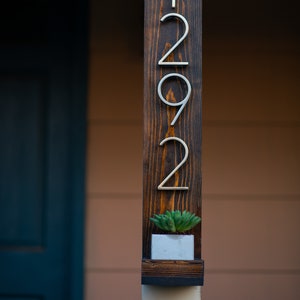 Selbstgemachter Adressschild aus Holz, Nummernschild, Adressschild, Hausnummernschild, Adressschild, neues Haus, Adressen Blumentopf, moderne Zahlen