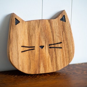 猫とチーズの手作り木製シャルキュトリーボード、母の日のギフトに最適、猫型チーズボード、動物型ギフト、黒または銅の耳