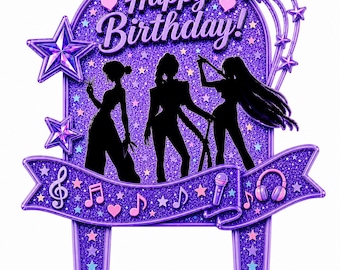 Könnte beinhalten: Ein violetter Glitzer-Tortentopper mit dem Schriftzug Happy Birthday in Schreibschrift. Das Design zeigt Silhouetten von drei Figuren, Sternen, Musiknoten, einem Mikrofon und Kopfhörern auf einem Banner mit zwei Stäben zum Einstecken.