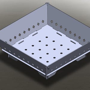 Puede incluir: Un hogar cuadrado de metal con un fondo perforado y un borde elevado. El hogar está diseñado para contener carbón vegetal o madera para quemar.