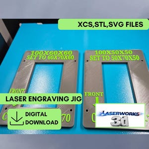 Puede incluir: Dos plantillas grises para grabado láser con el texto "XCS, STL, SVG FILES". Cada plantilla tiene dimensiones y la palabra "FRONT" impresa. Una tiene el texto "LASER ENGRAVING JIG" y "DIGITAL DOWNLOAD". La otra tiene el texto "LASERWORKS 3d".