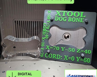 Könnte beinhalten: Eine graue quadratische Schablone mit grünem Text: XTOOL DOG BONE, CORD: X=10 Y=70, X=70 Y=50 Z=40, CORD: X=0 Y=60 und X=50 Y=70 Z=40. Daneben liegt ein klarer, knochenförmiger Acrylblock. Oben steht STL,XS,SVG file only und DIGITAL DOWNLOAD.