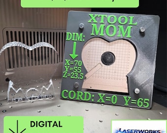 Könnte beinhalten: Ein grauer quadratischer Rahmen mit herzförmigem Ausschnitt und grünem Text, der XTOOL MOM, DIM: X=70 Y=55 Z=23.5 sowie CORD: X=0 Y=65 lautet. Daneben steht ein transparentes, strukturiertes herzförmiges Objekt. Text im Bild: STL, XS, SVG file only.
