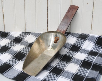 Vintage Stainless Steel Scoop: Heavy Duty Metal Feed Scoop with Primitive Handle