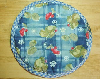 Vintage squirrels hot pad trivet, hand made, 1940s fabric, well loved! Cute  squirrels!