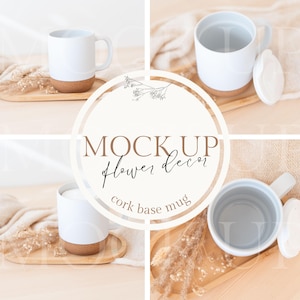 Puede incluir: Una taza de cerámica blanca con base de corcho se muestra en una bandeja de madera. La taza tiene un asa y una tapa. La imagen incluye el texto "MOCK UP Flower Decor cork base mug".