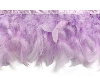 Masque de mascarade jaune avec plumes violettes. Élément de costume de