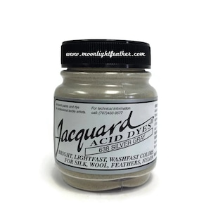 Può includere: Un barattolo di vetro di coloranti acidi Jacquard nel colore 638 Grigio Argento. Il barattolo ha un coperchio nero con il sito web moonlightfeather.com stampato su di esso. L'etichetta dice "Colori brillanti, resistenti alla luce, lavabili per seta, lana, piume, nylon".