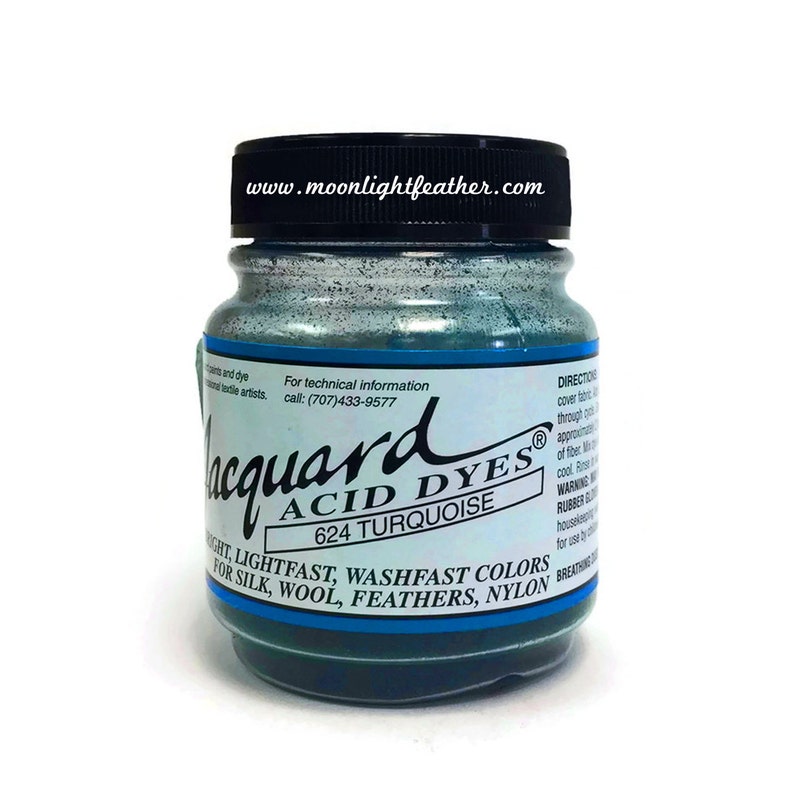 Puede incluir: Un frasco de vidrio de tinte &aacute;cido turquesa para telas. La etiqueta dice "Jacquard Acid Dyes 624 Turquoise" y enumera el tinte como resistente a la luz, al lavado y adecuado para seda, lana, plumas y nylon.