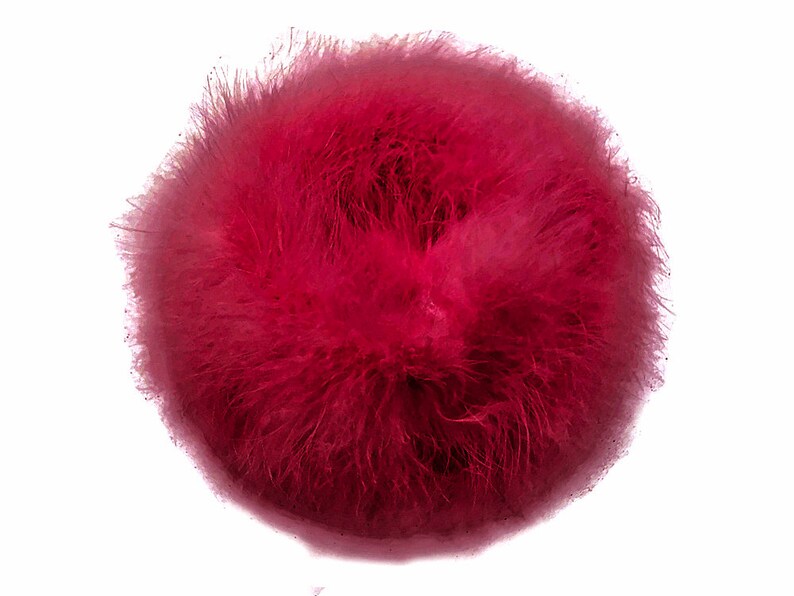 Puede incluir: Un pomp&oacute;n esponjoso de color rojo oscuro. El pomp&oacute;n est&aacute; hecho de un material suave y peludo y es perfecto para agregar un toque de fantas&iacute;a a cualquier proyecto.