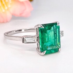 Emerald Ring 10K 14K Gold Solitaire Emerald Cut Ring with White Topaz Baguettes 2.7ct Lab Emerald Anniversary Gift for Her Jewelry