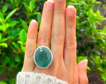 Anillo de compromiso de oro de 14 quilates con esmeralda natural y halo de diamantes de esmeralda verde intenso de 27,48 ct.